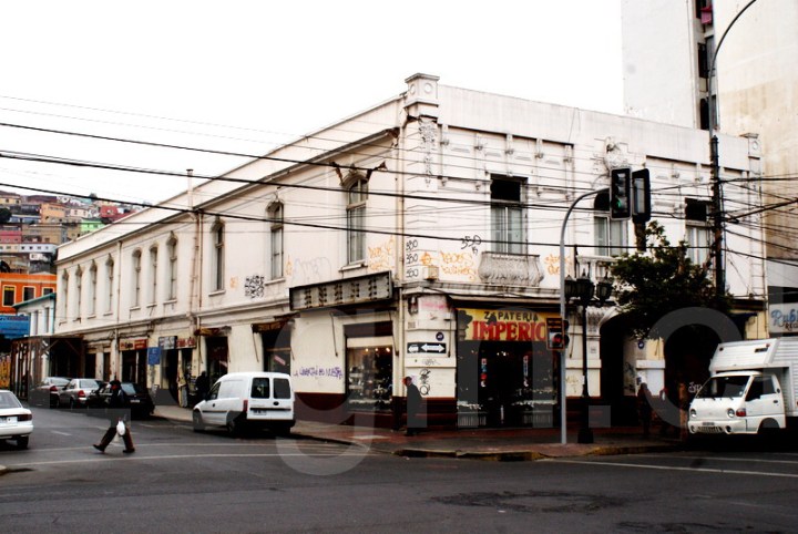 Edificio emplazado entre las calles Pedro Montt y Rodríguez. Foto: Login.cl  