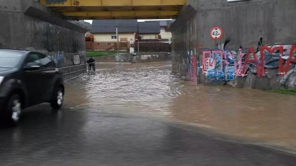 Paso bajo nivel El Bosque de Villa Alemana se encuentra anegado.