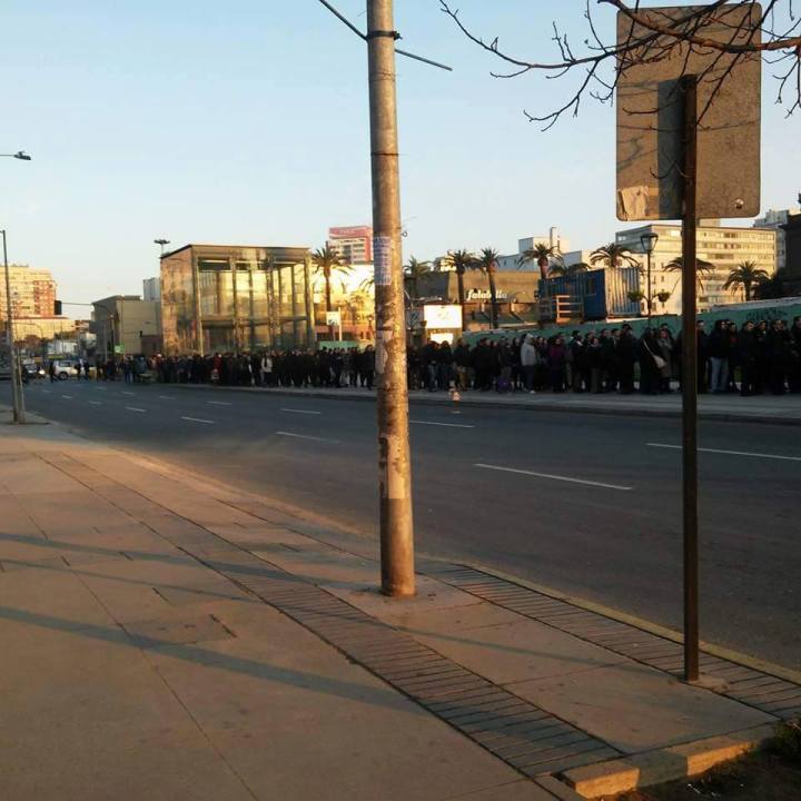 Fila para combinación bus+metro (foto: Lukas Nicoo) 